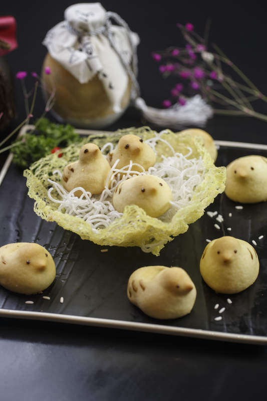 黑色瓷盘装的奶香小鸡酥图片