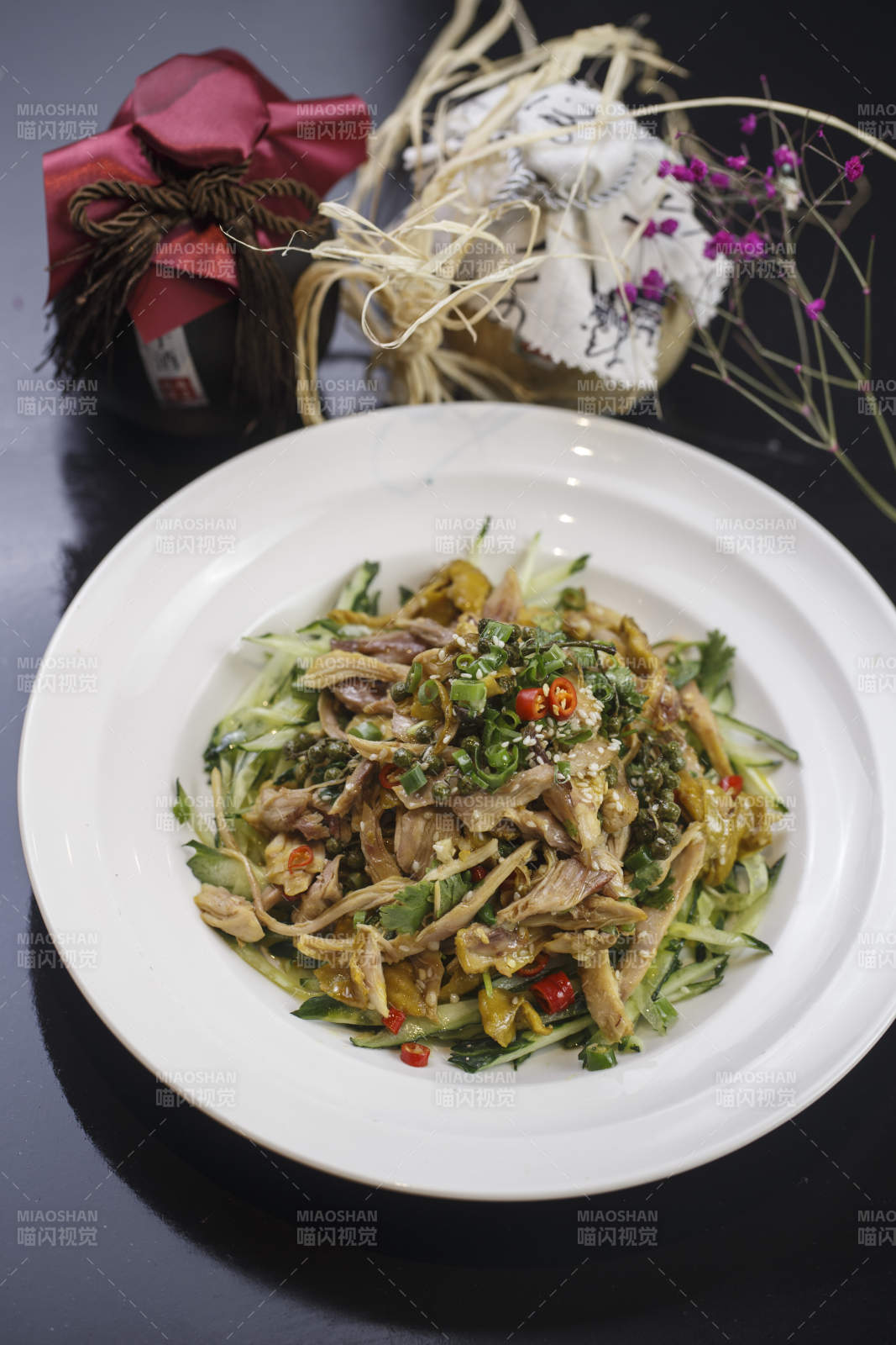 圆形白瓷盘装的手撕椒麻鸡图片