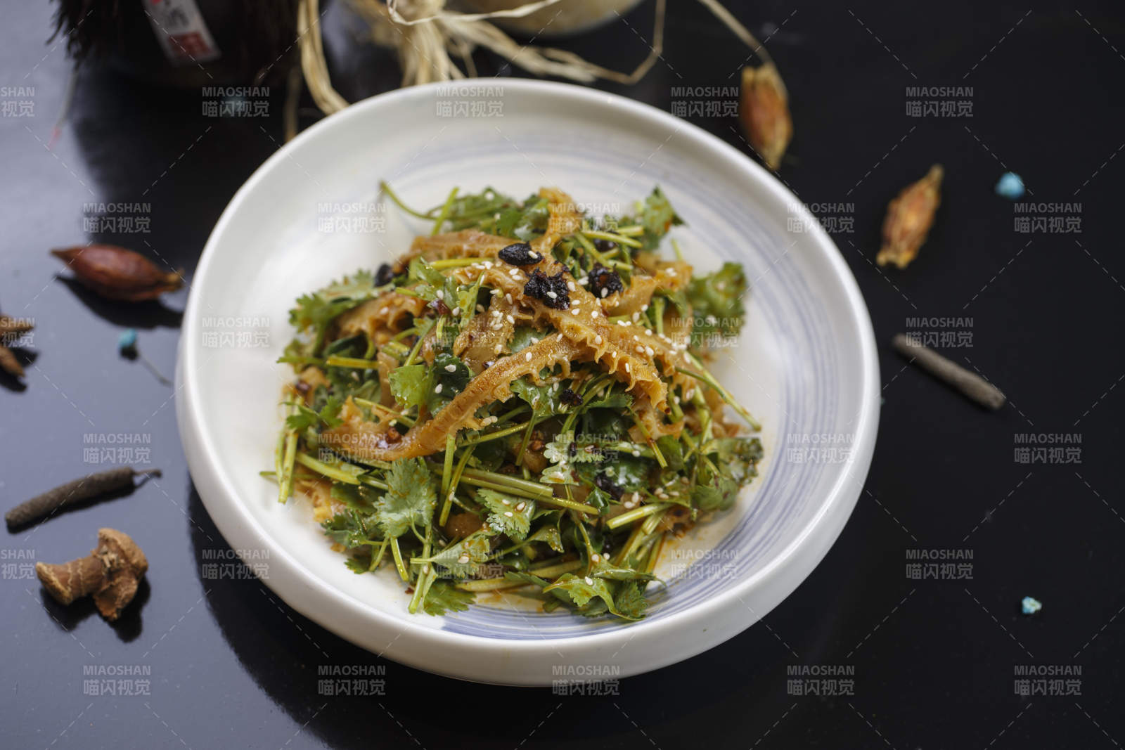 圆形白瓷盘装的口福牛肚图片