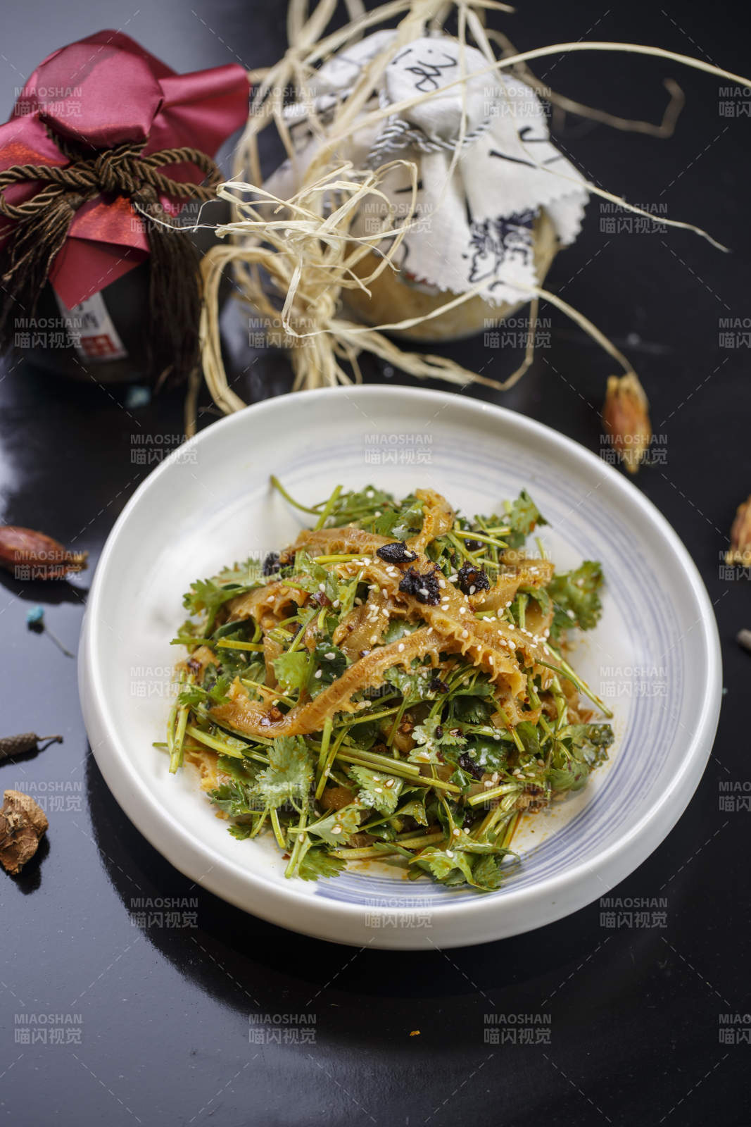 圆形白瓷盘装的口福牛肚图片