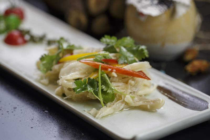 长方形白瓷盘装的荠末鸭掌图片