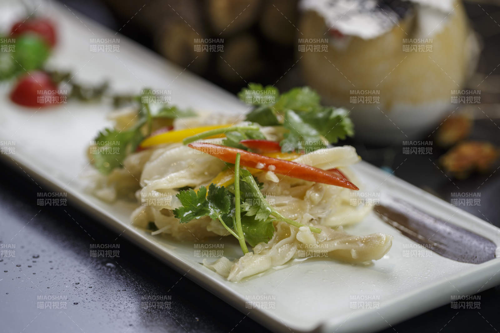 长方形白瓷盘装的荠末鸭掌图片