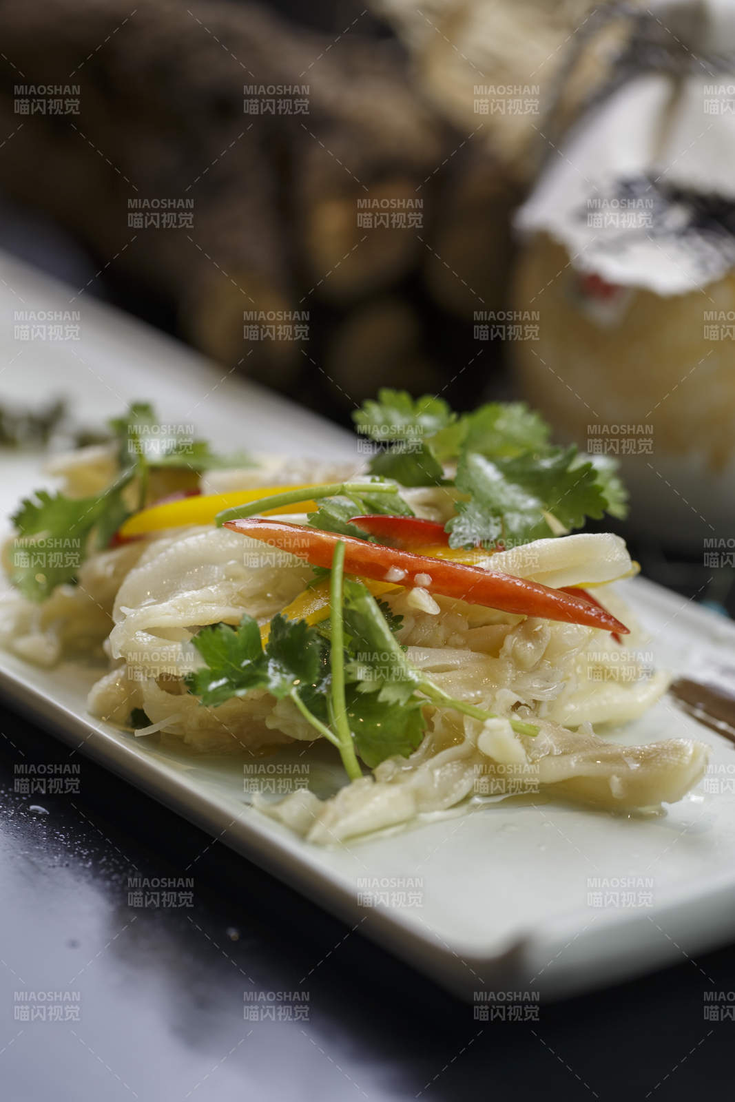 长方形白瓷盘装的荠末鸭掌图片