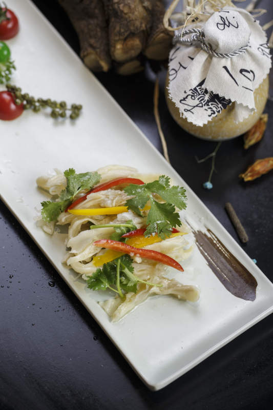 长方形白瓷盘装的荠末鸭掌图片