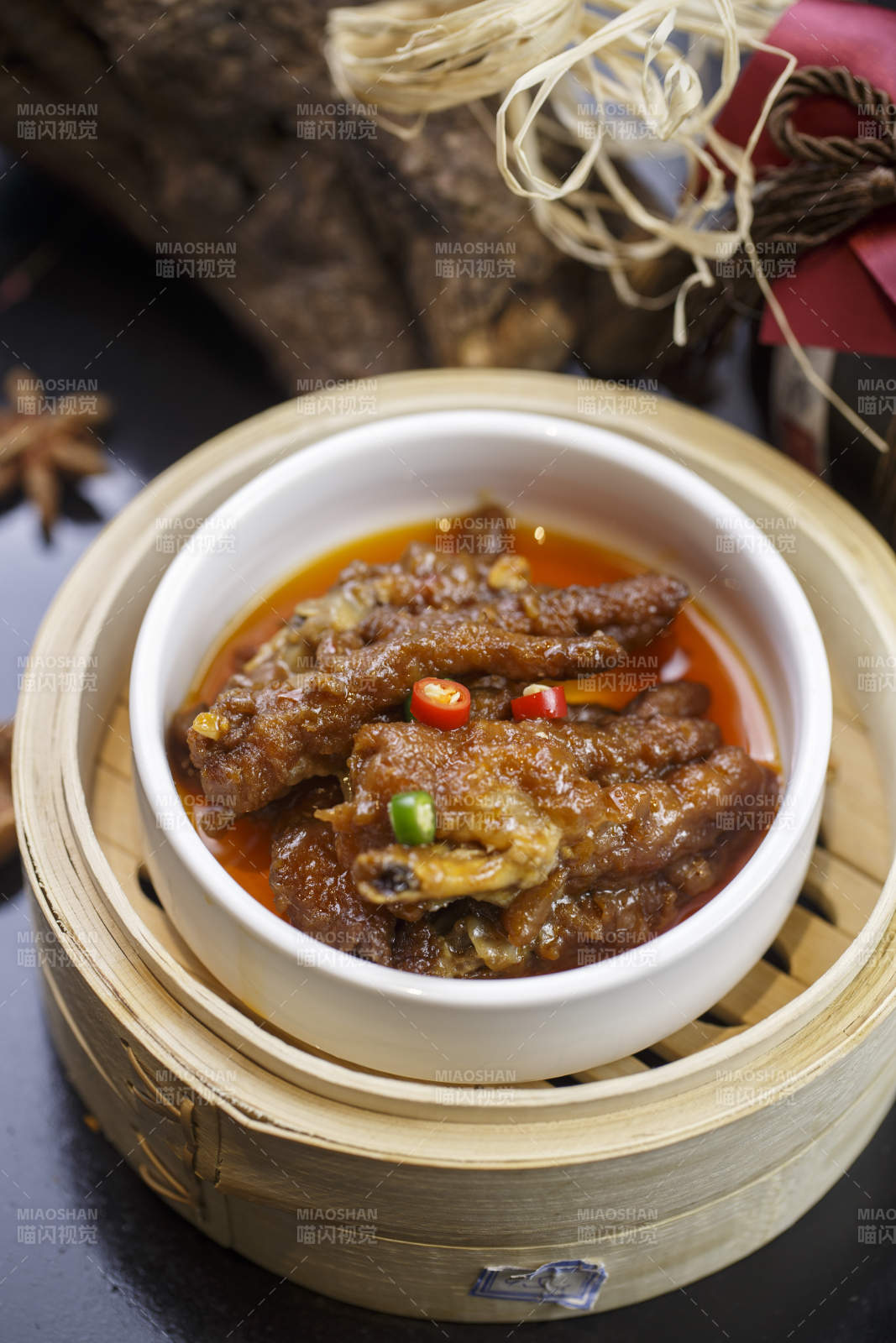 笼屉装的粤式酱香凤爪图片