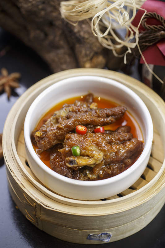 笼屉装的粤式酱香凤爪图片