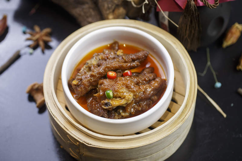 笼屉装的粤式酱香凤爪图片