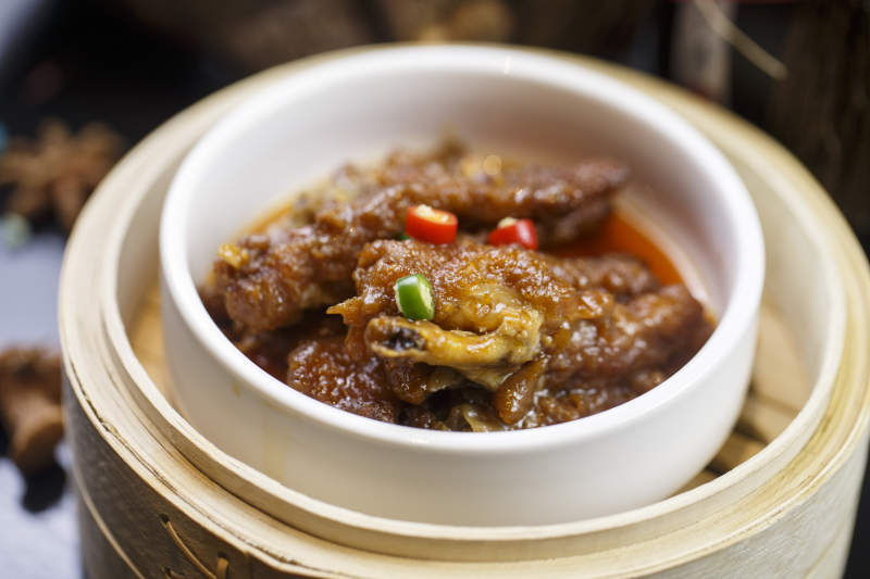 笼屉装的粤式酱香凤爪图片