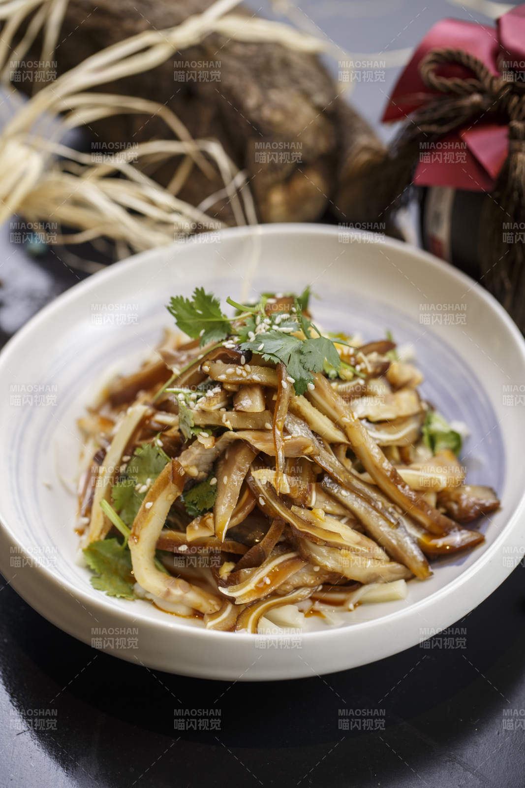 圆形白瓷盘装的红油耳丝猪耳图片