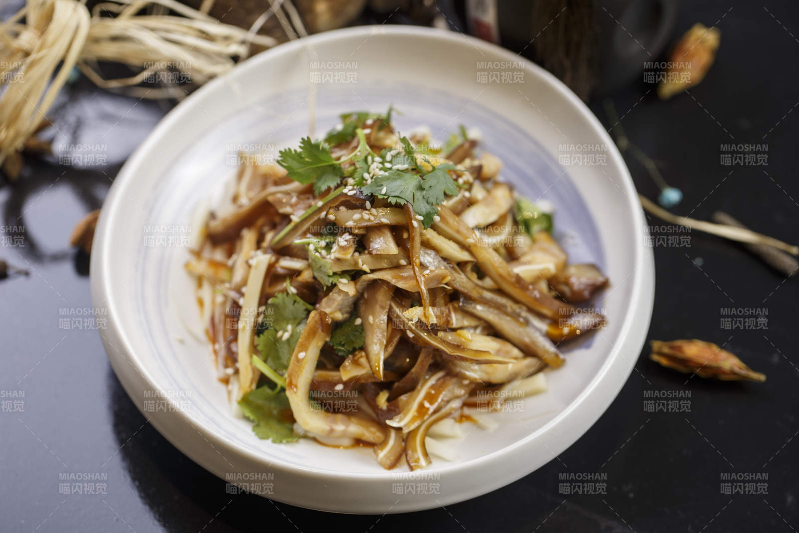 圆形白瓷盘装的红油耳丝猪耳图片