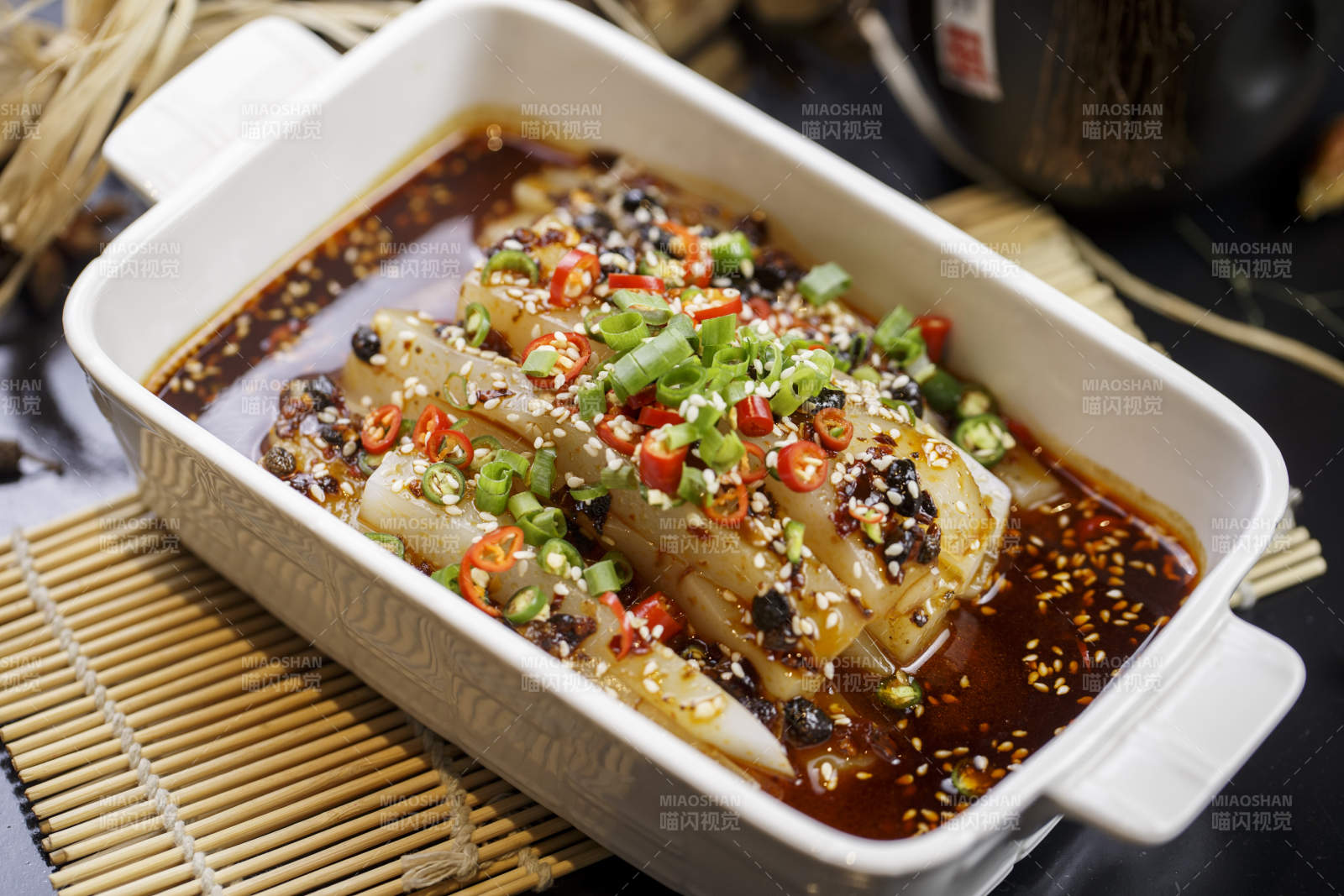 方形白色耳盘装的川北凉粉图片