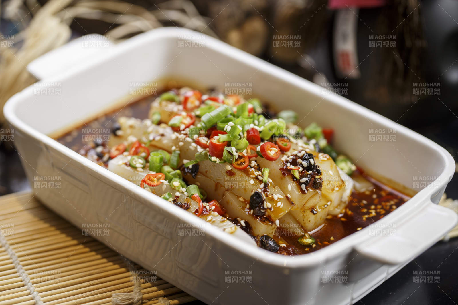 方形白色耳盘装的川北凉粉图片