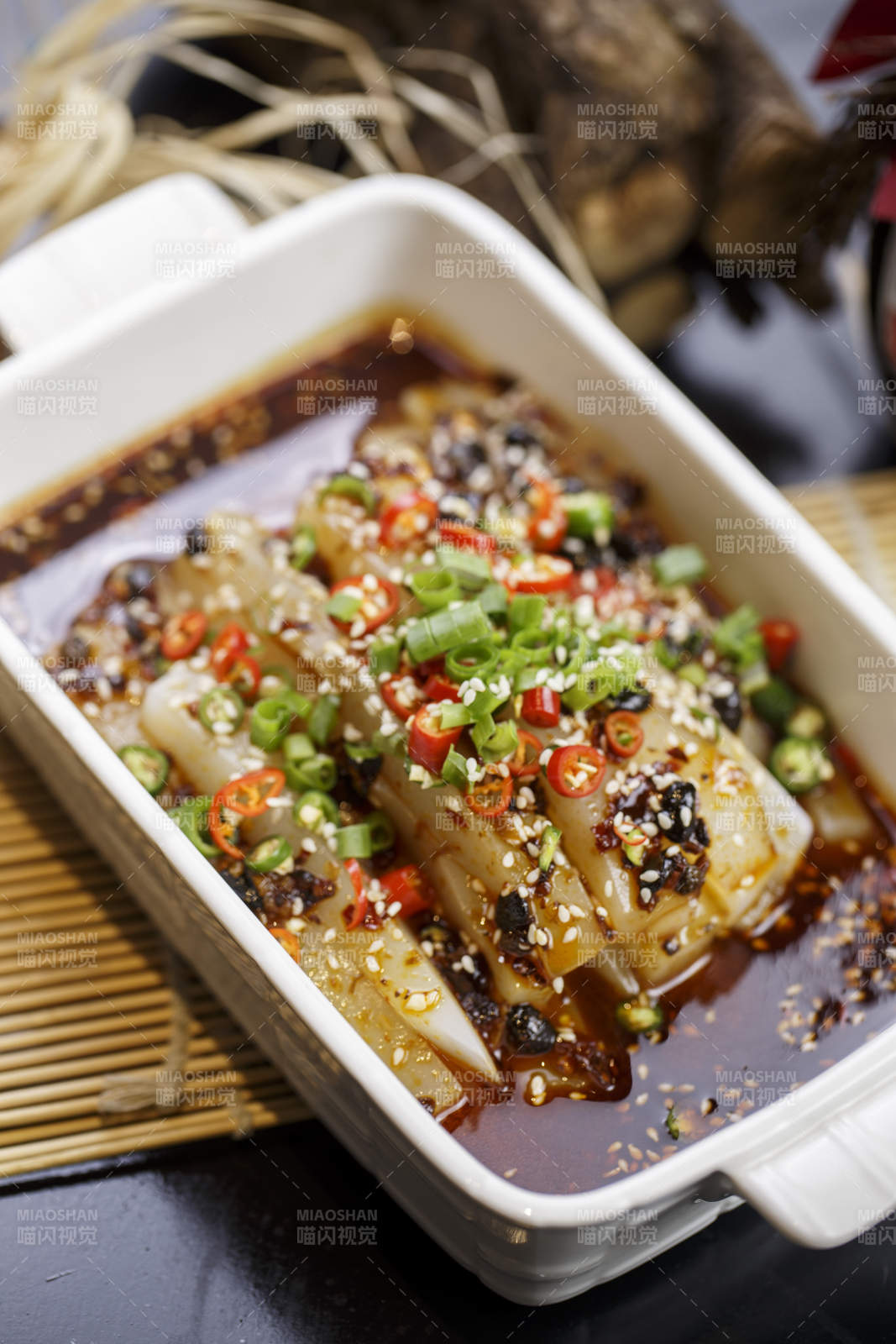 方形白色耳盘装的川北凉粉图片