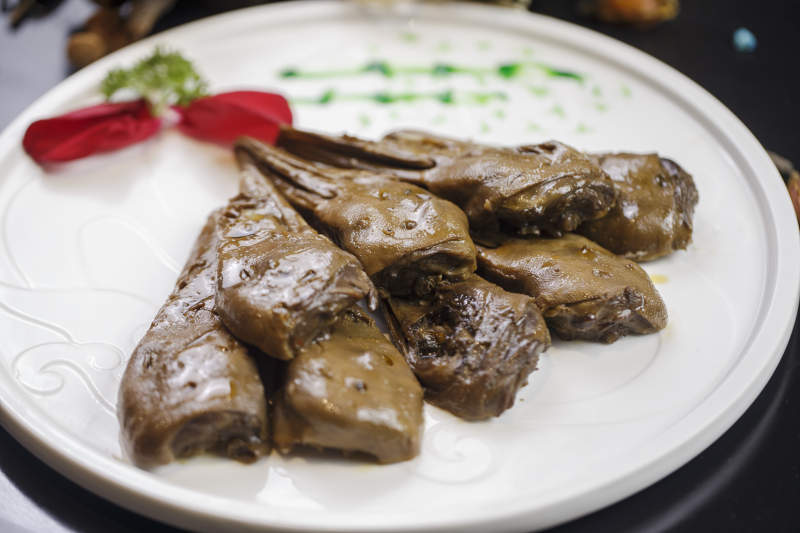圆形瓷盘装的辣卤鸭头图片