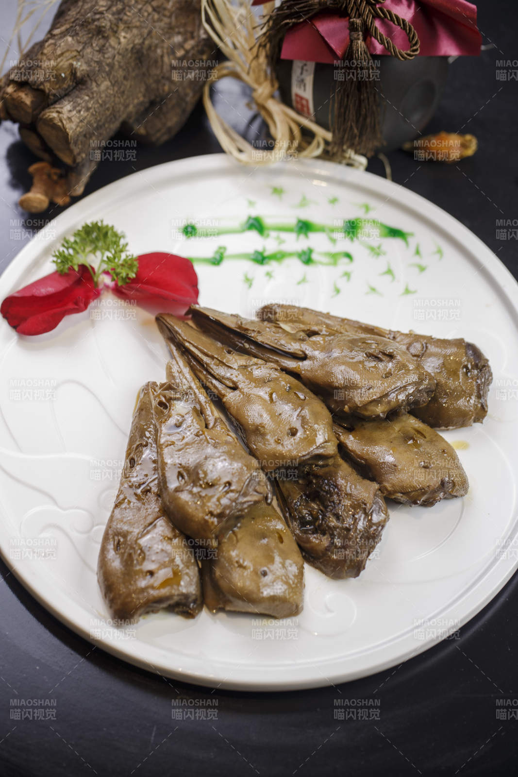 圆形瓷盘装的辣卤鸭头图片