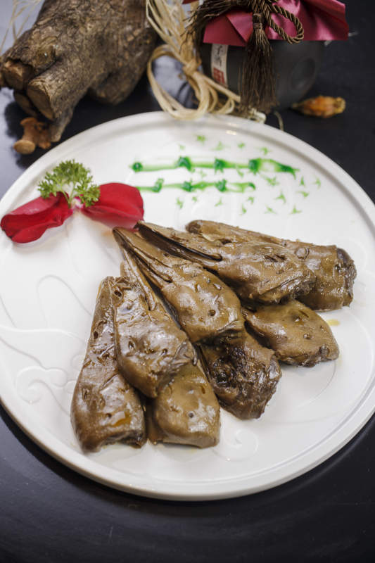 圆形瓷盘装的辣卤鸭头图片