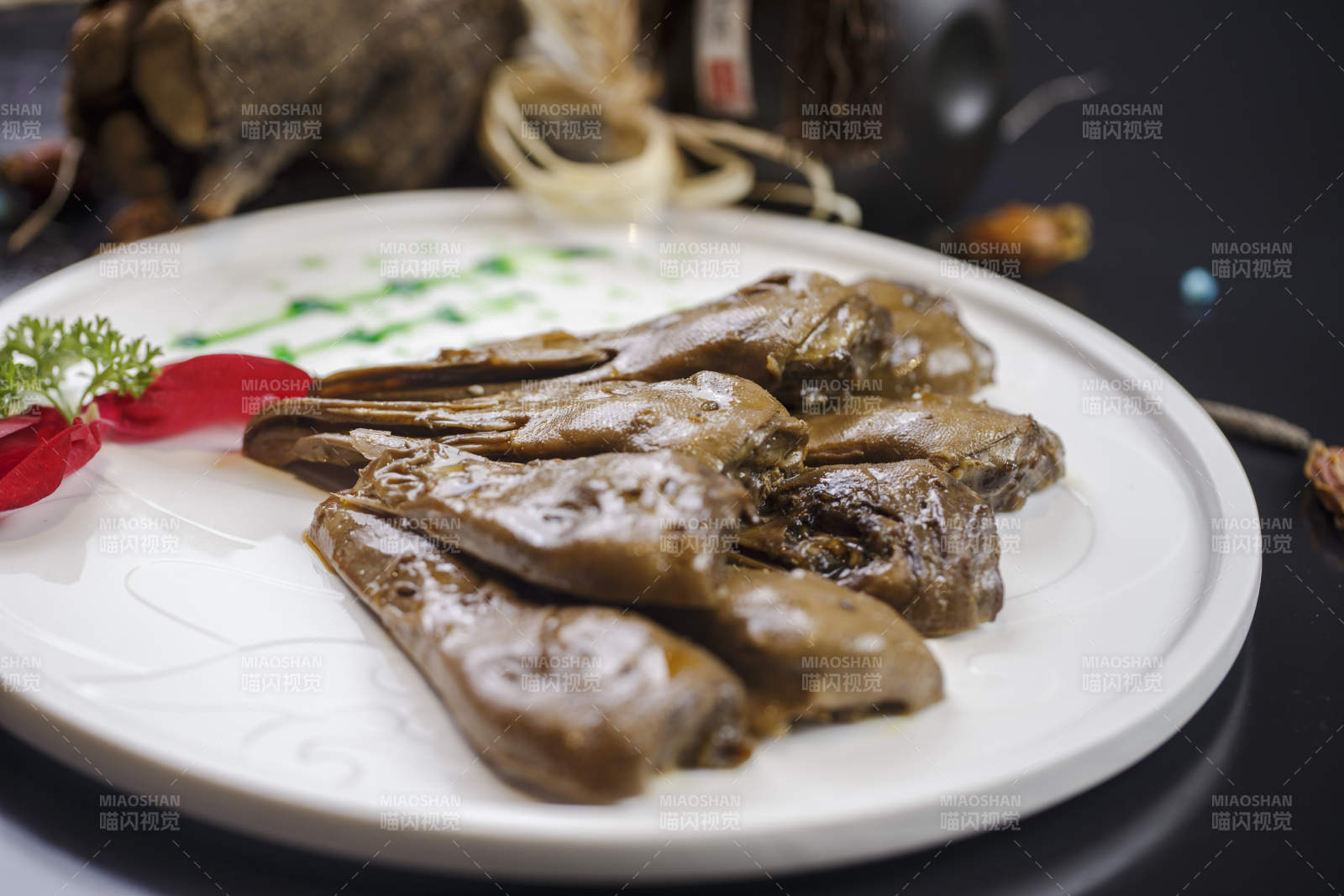 圆形瓷盘装的辣卤鸭头图片