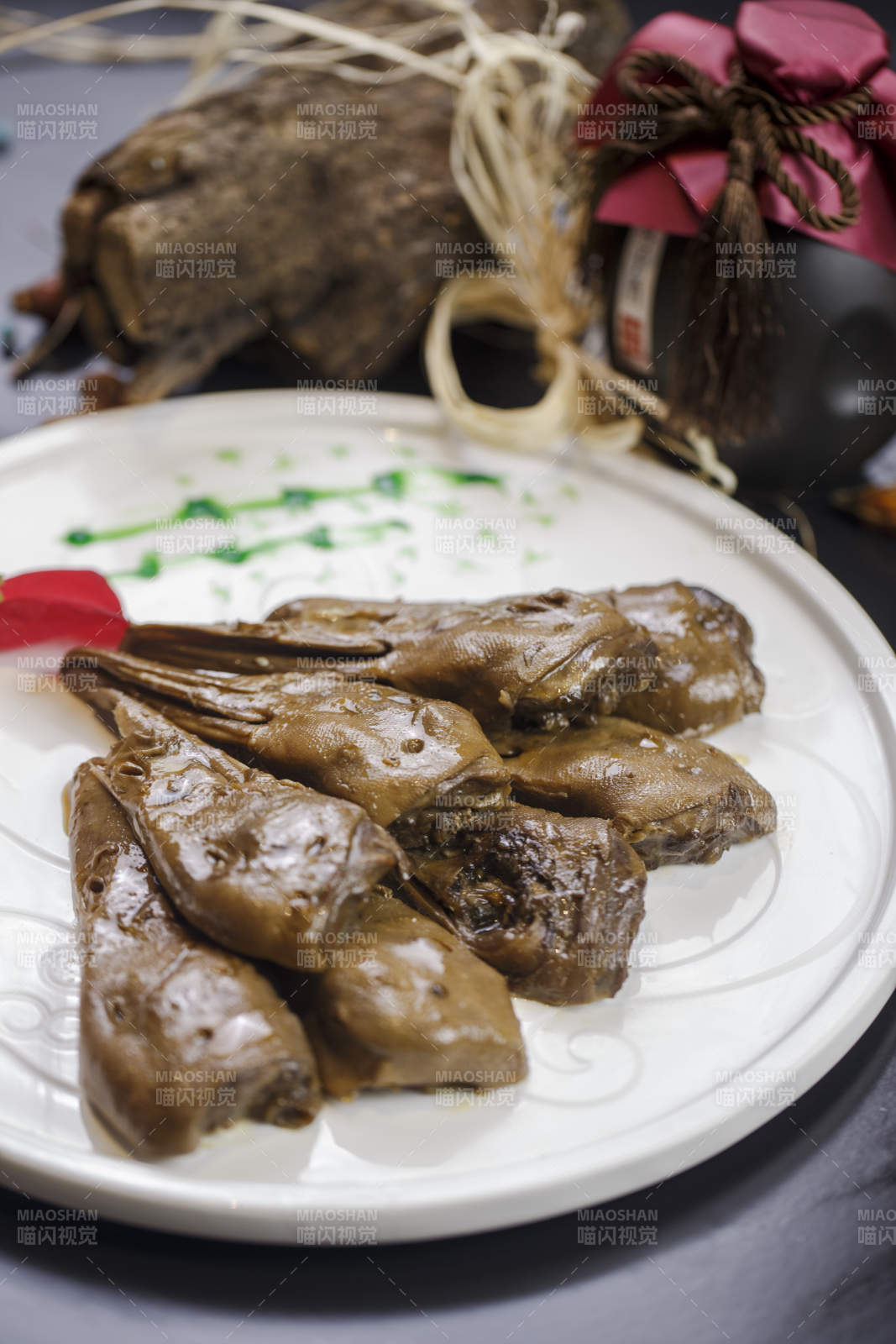 圆形瓷盘装的辣卤鸭头图片