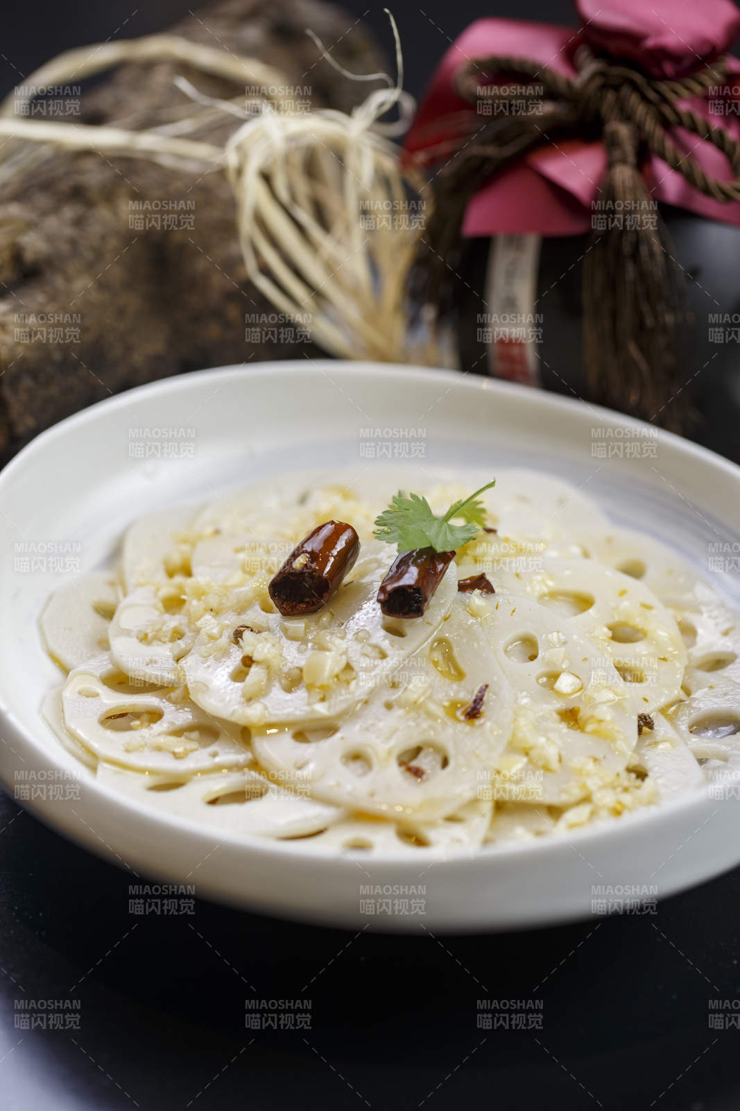 圆形白瓷盘装的湖辣脆藕图片