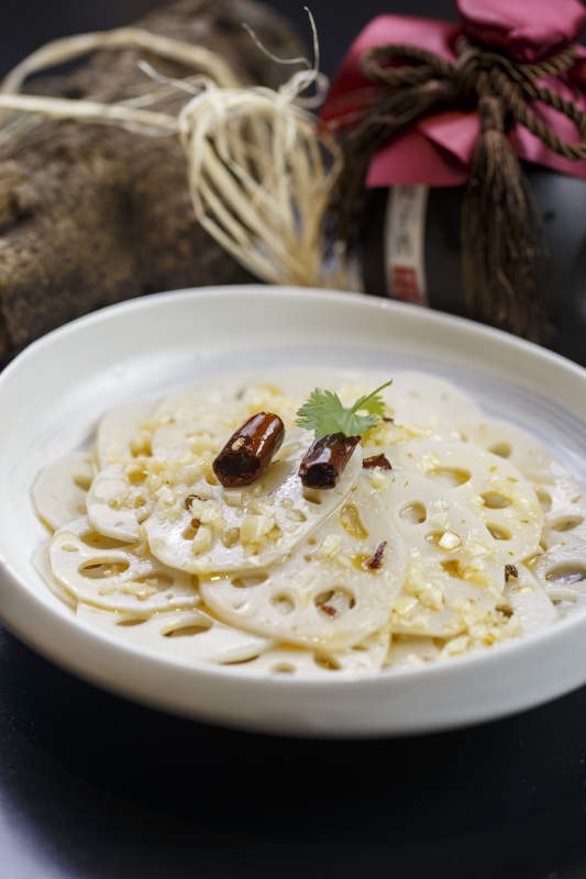 圆形白瓷盘装的湖辣脆藕图片