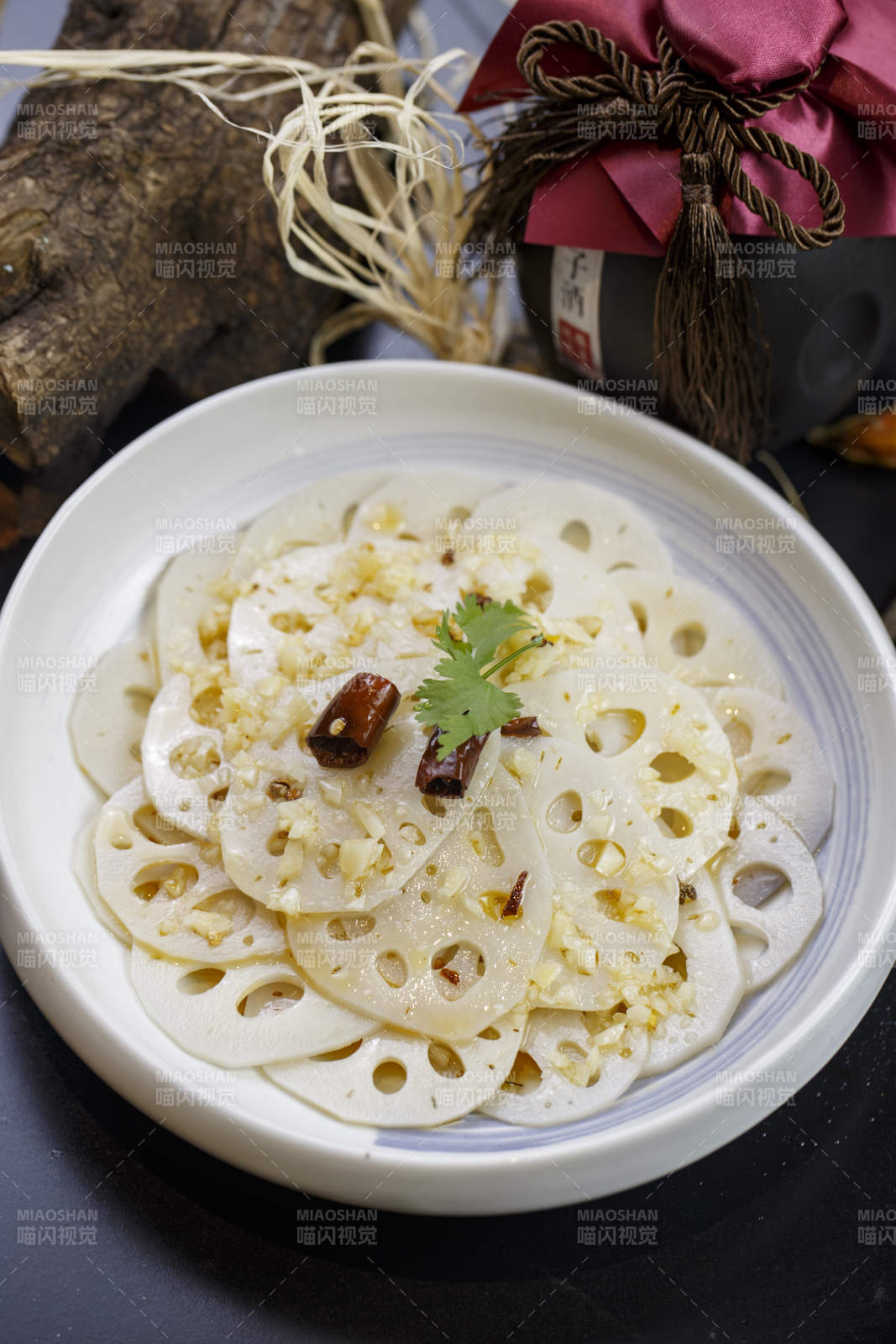 圆形白瓷盘装的湖辣脆藕图片