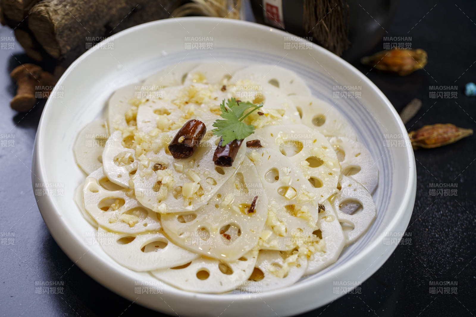 圆形白瓷盘装的湖辣脆藕图片