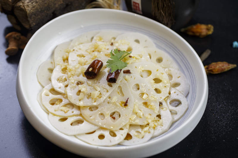 圆形白瓷盘装的湖辣脆藕图片