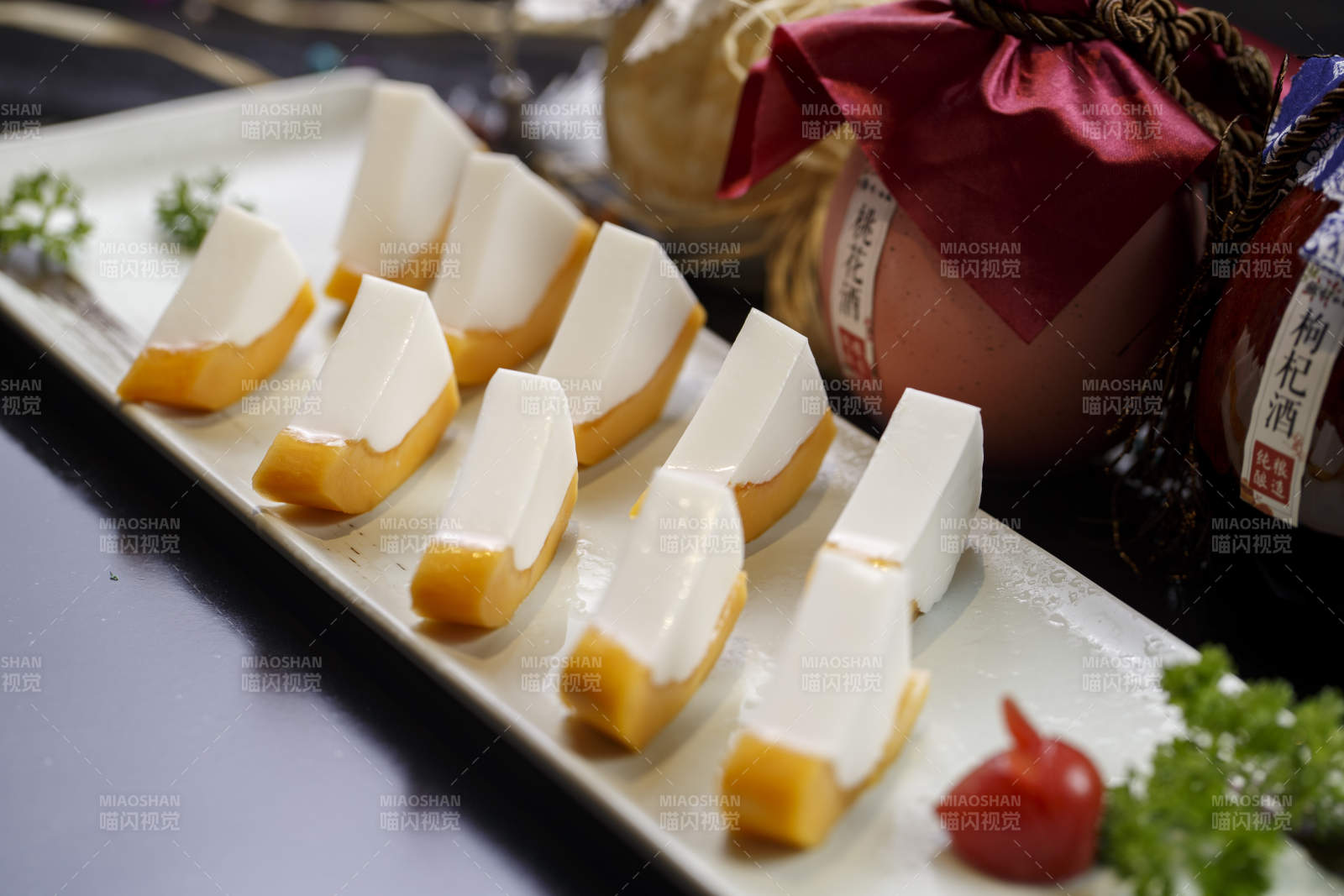 白色圆瓷盘装的木瓜蛋白摆放在樟木砧板上图片