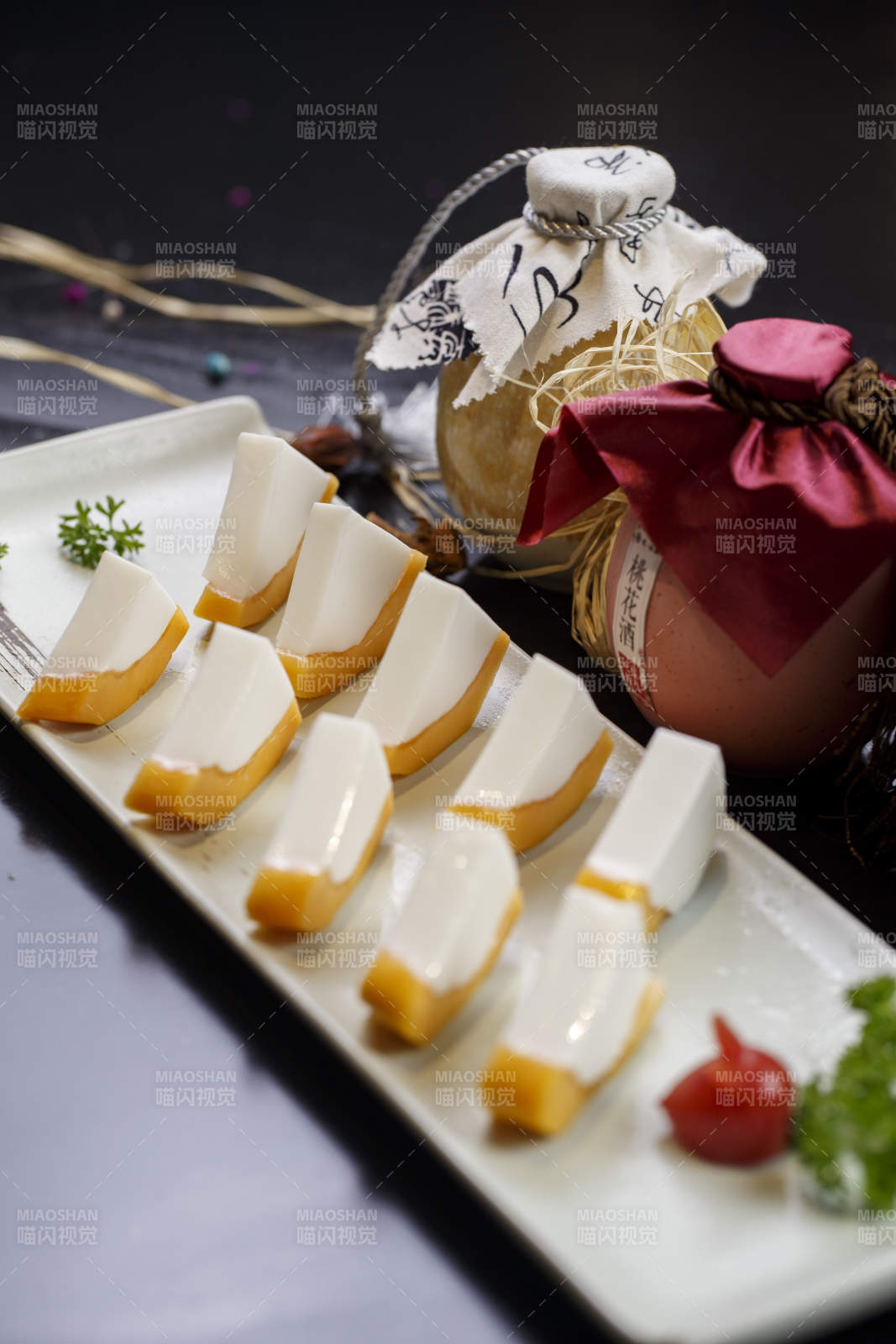 白色圆瓷盘装的木瓜蛋白摆放在樟木砧板上图片