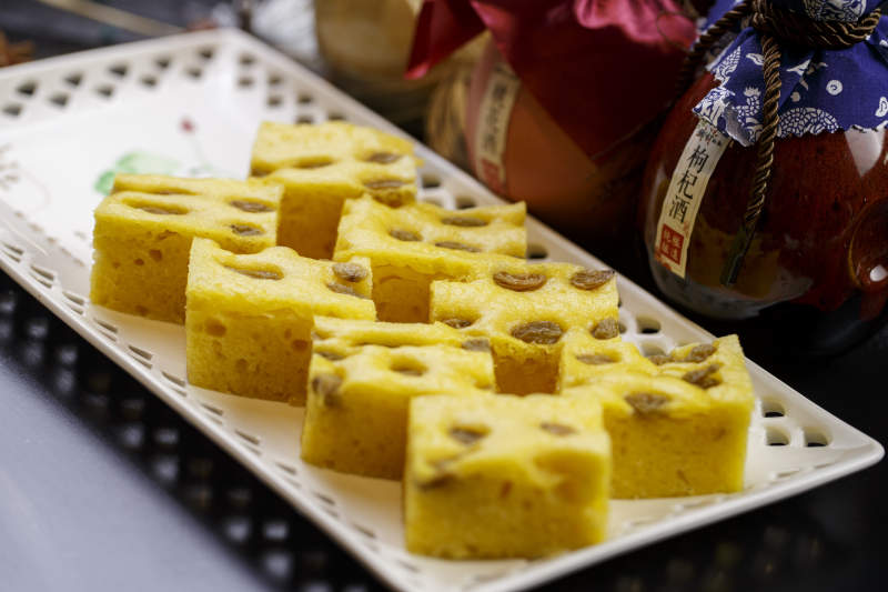 白色圆瓷盘装的黄米面杂粮葡萄干发糕图片