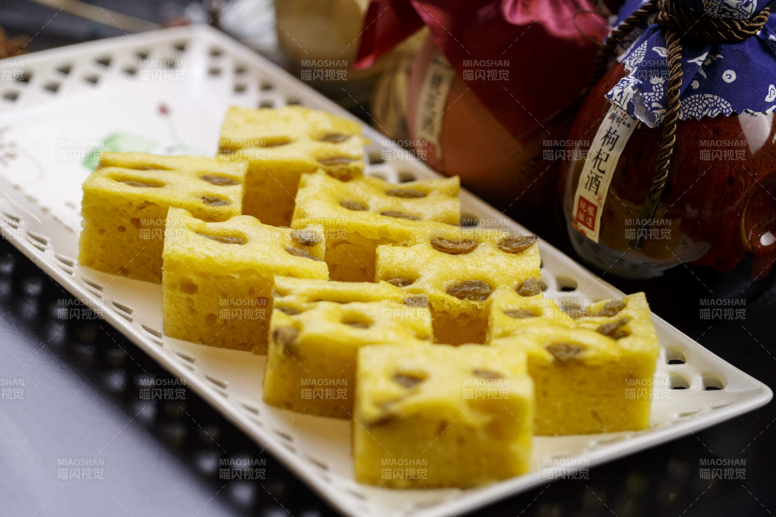 白色圆瓷盘装的黄米面杂粮葡萄干发糕图片