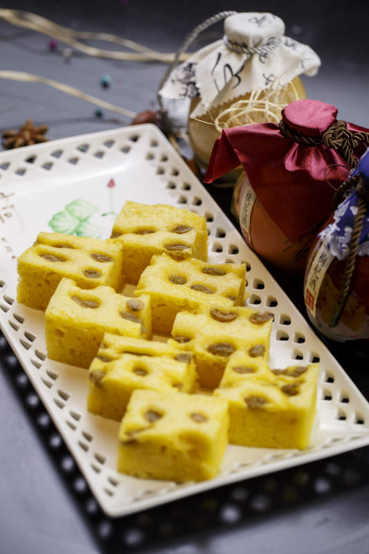 白色圆瓷盘装的黄米面杂粮葡萄干发糕图片