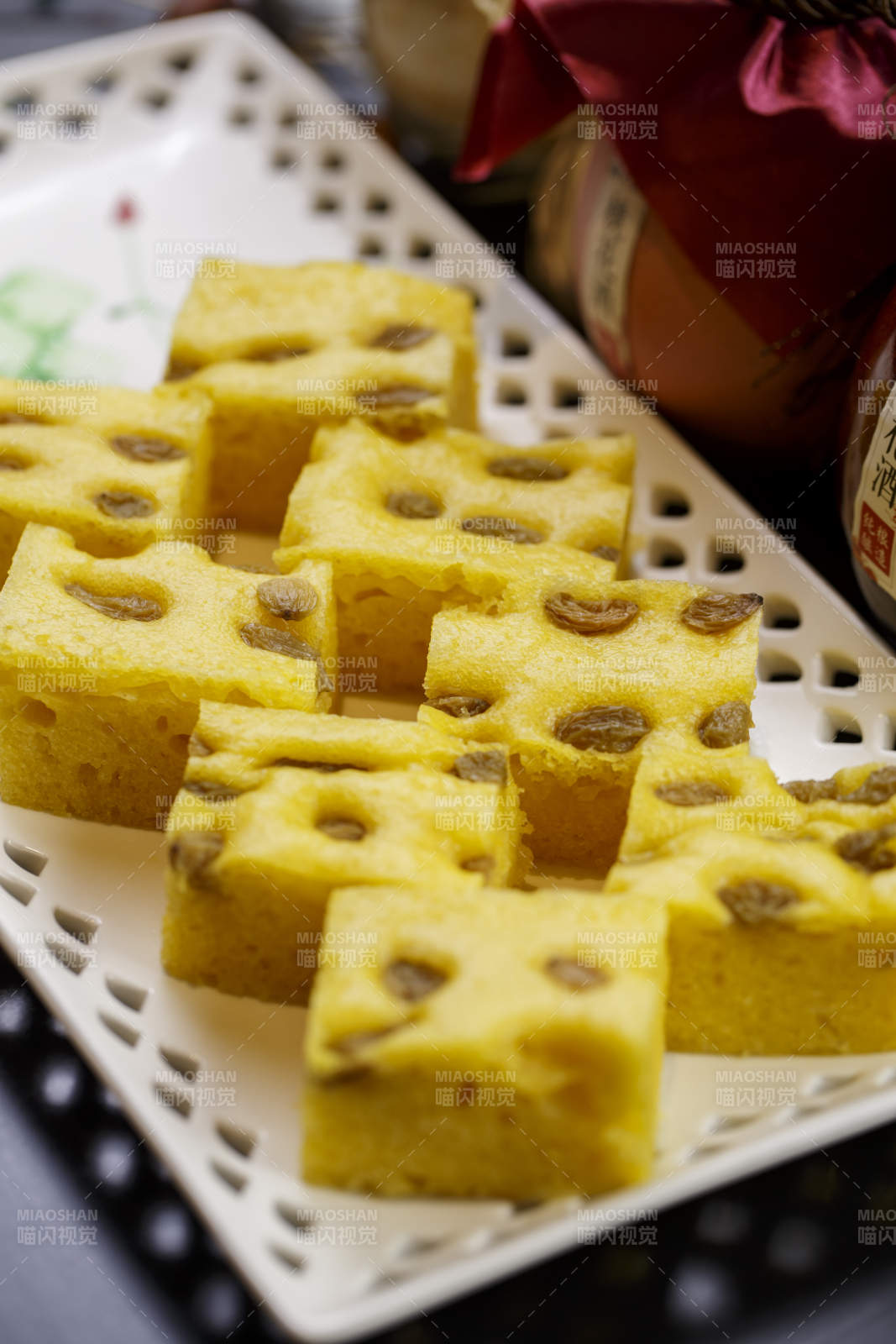 白色圆瓷盘装的黄米面杂粮葡萄干发糕图片