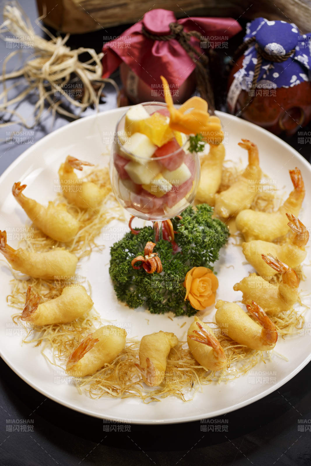 圆形白瓷盘装的金丝水果大虾天妇罗炸虾图片