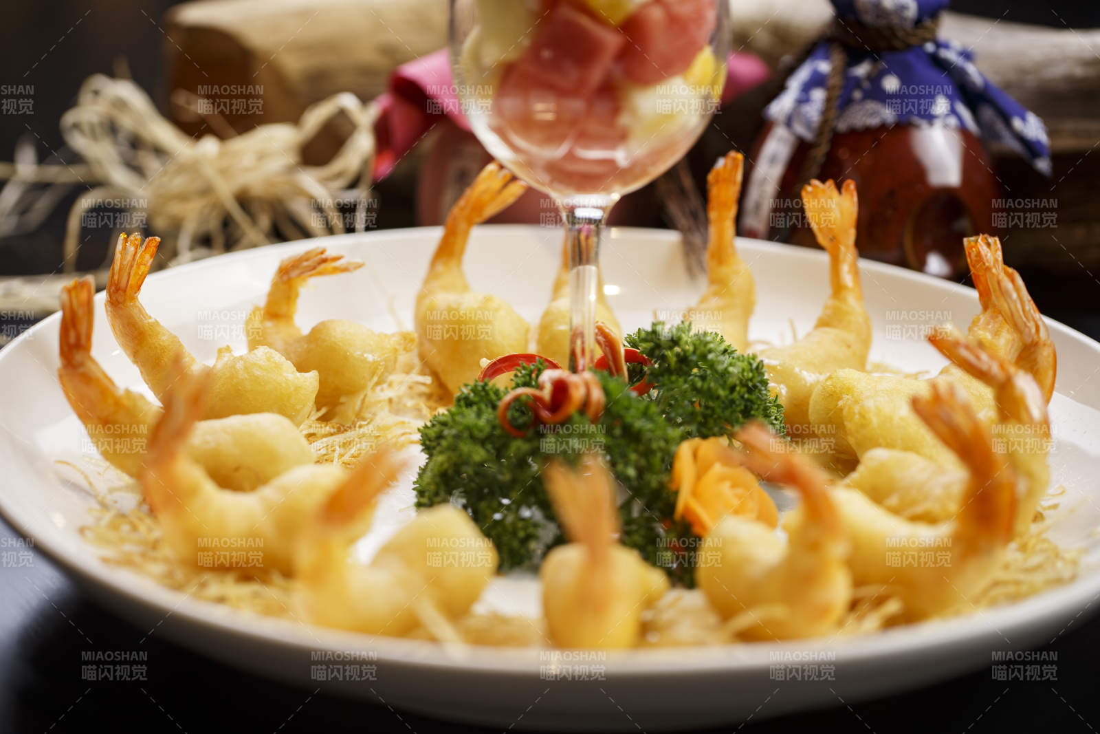 圆形白瓷盘装的金丝水果大虾天妇罗炸虾图片