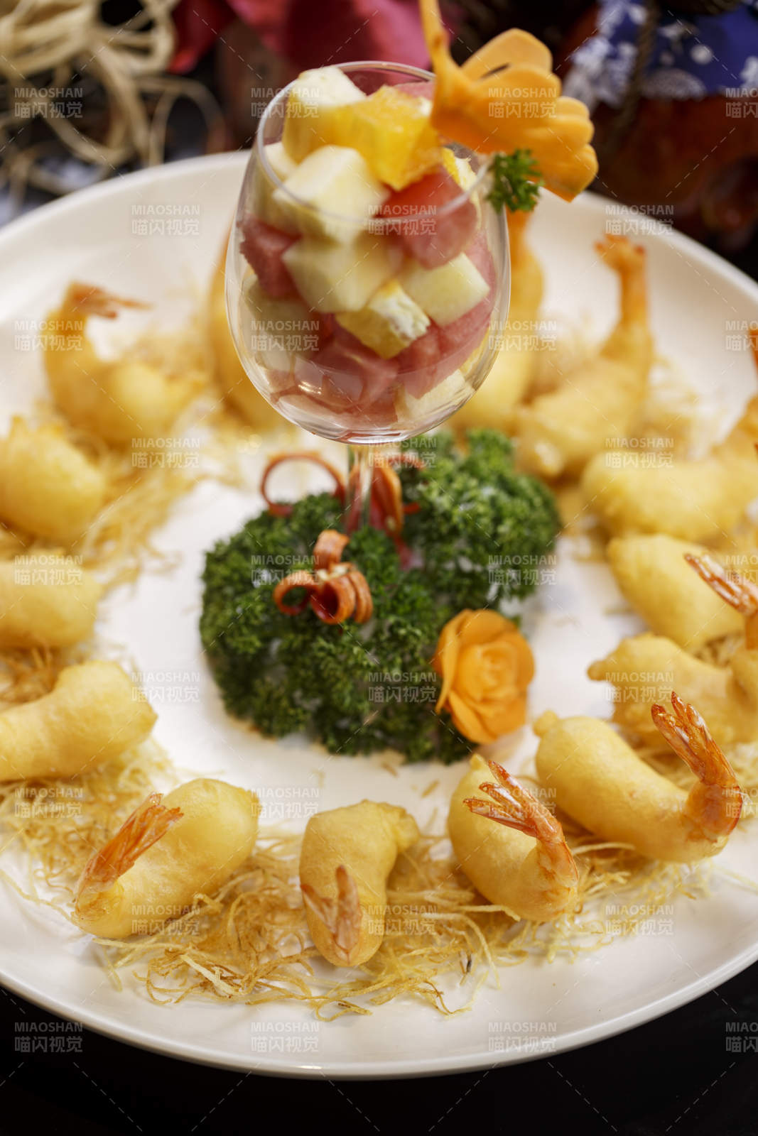 圆形白瓷盘装的金丝水果大虾天妇罗炸虾图片