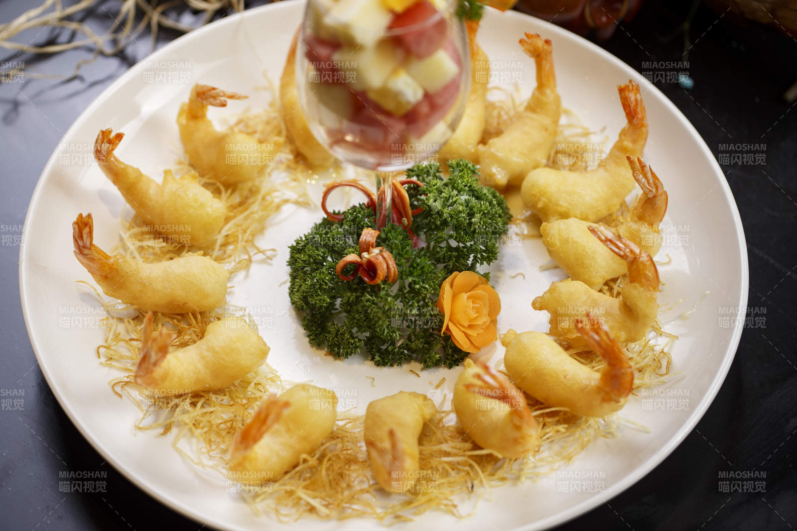 圆形白瓷盘装的金丝水果大虾天妇罗炸虾图片