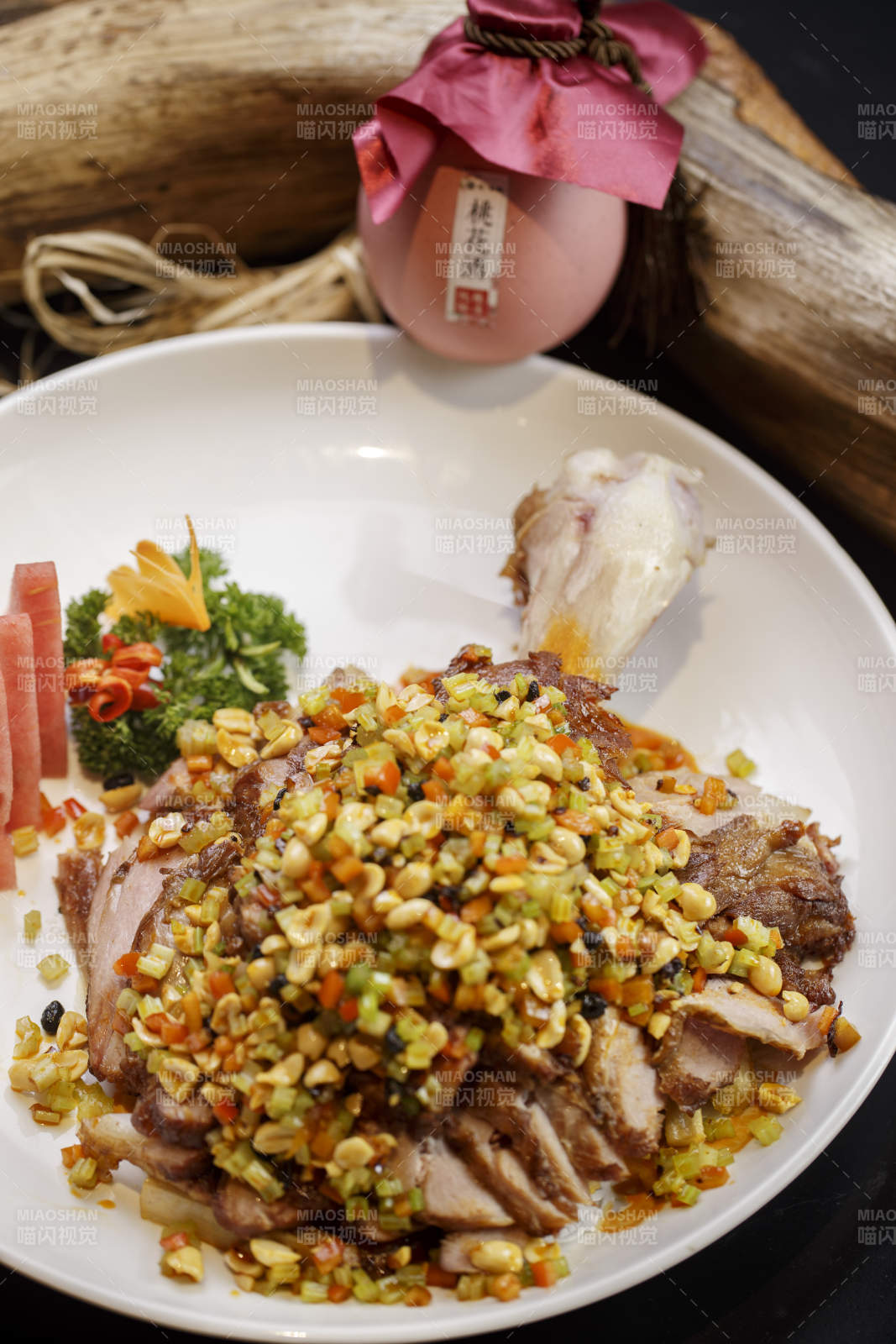 圆形白瓷盘装的霸王牛肘子图片