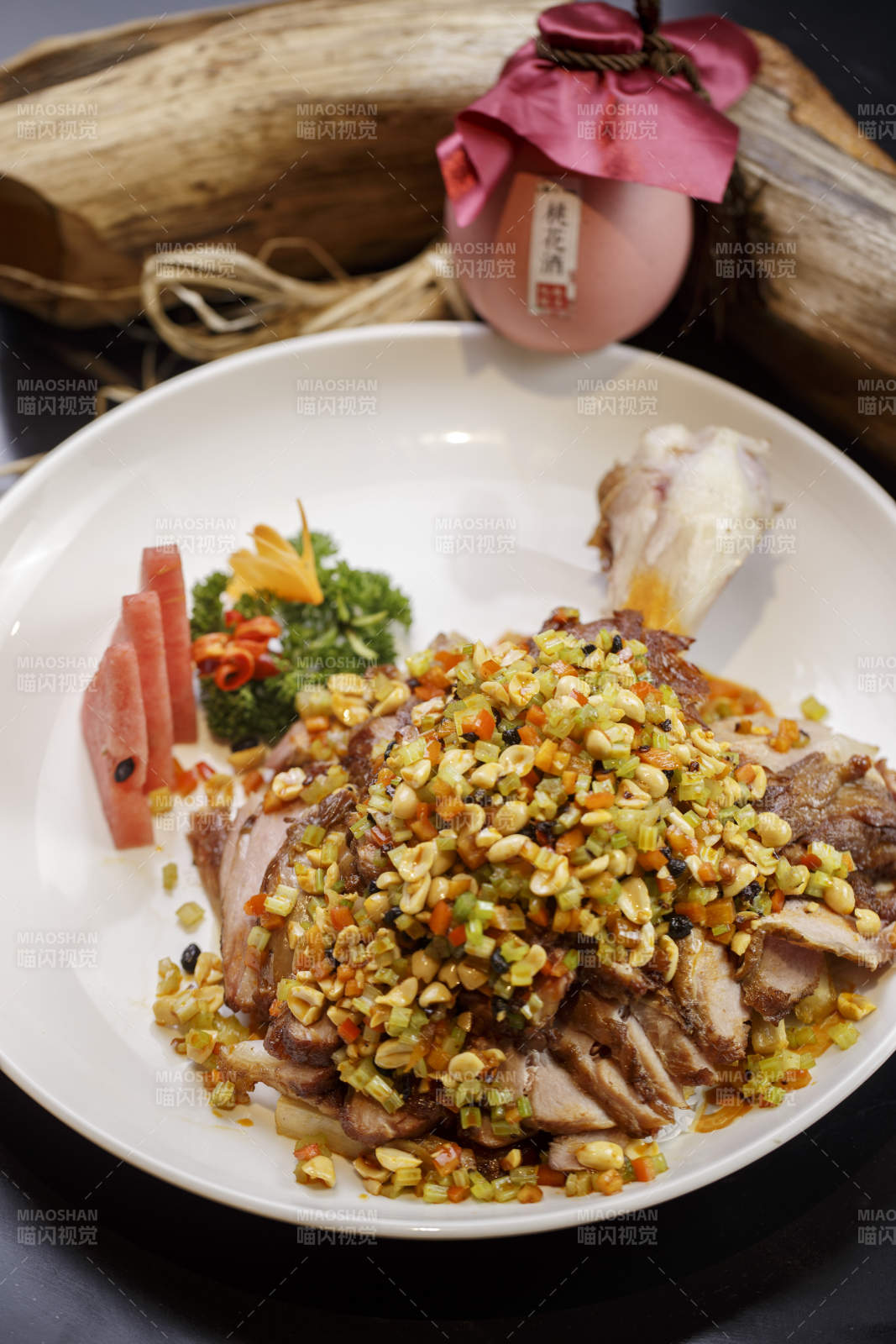 圆形白瓷盘装的霸王牛肘子图片