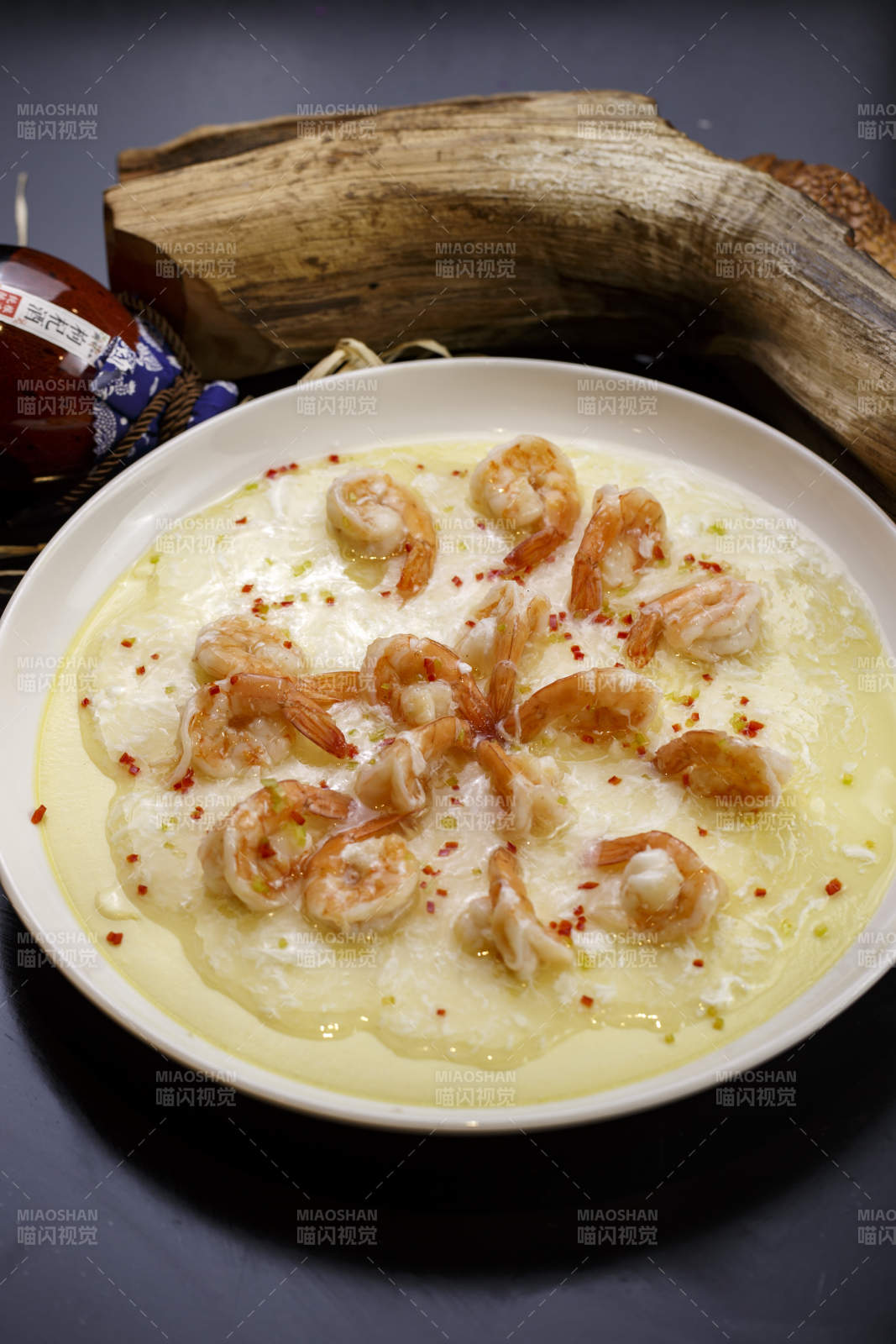 圆形白瓷盘装的芙蓉蛋蒸凤尾虾图片