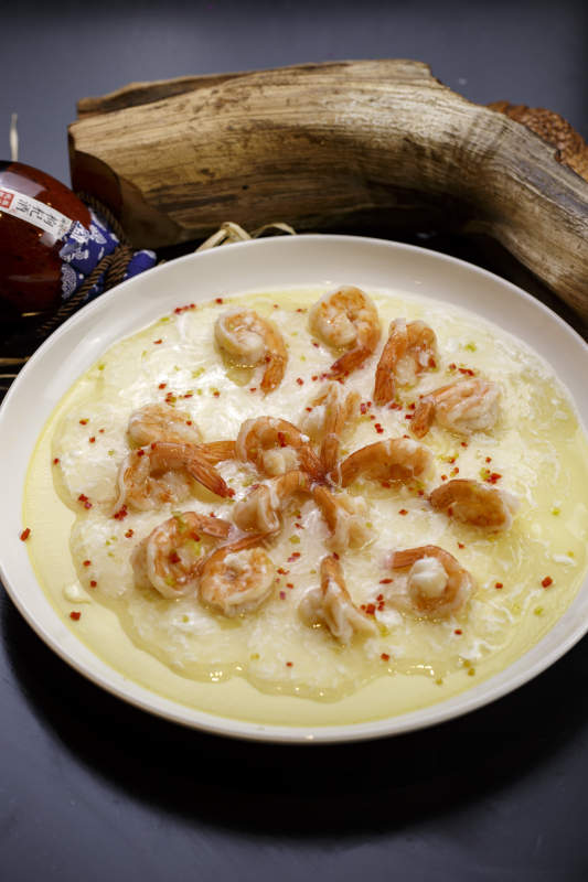 圆形白瓷盘装的芙蓉蛋蒸凤尾虾图片