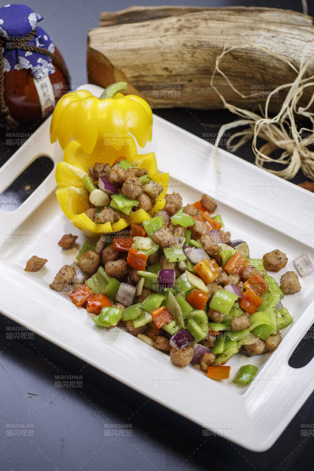 长方形耳盘装的黑胡椒格子肉牛仔粒图片