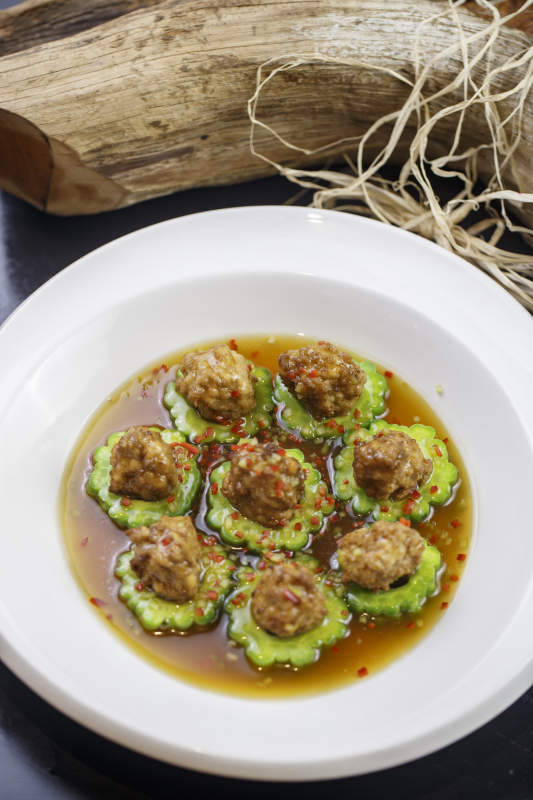 圆形白瓷盘装的苦瓜豆腐酿图片