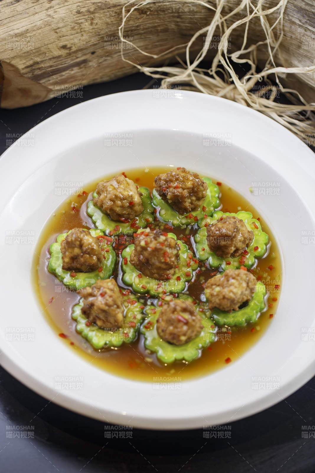 圆形白瓷盘装的苦瓜豆腐酿图片