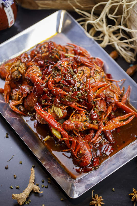 不锈钢铁托盘装的江湖麻辣小龙虾图片