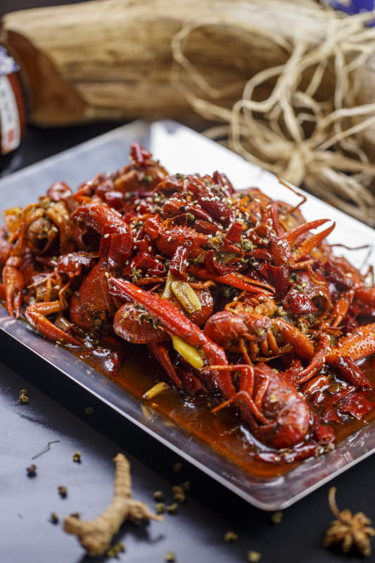 不锈钢铁托盘装的江湖麻辣小龙虾图片