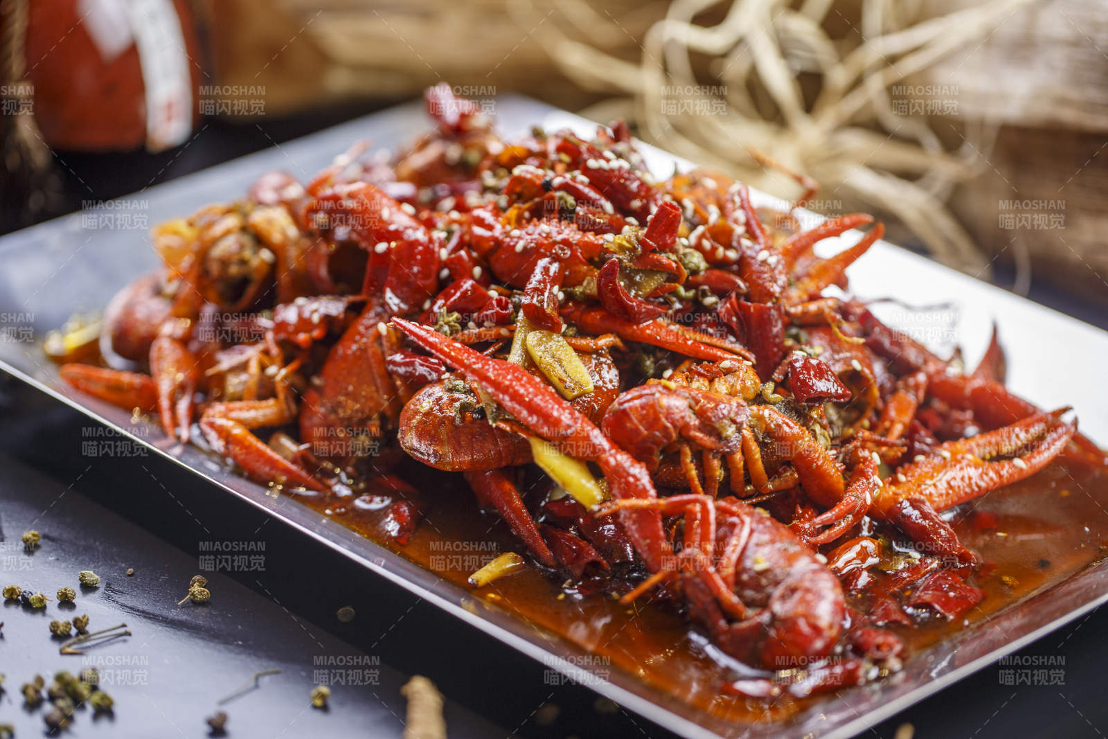 不锈钢铁托盘装的江湖麻辣小龙虾图片