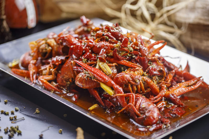 不锈钢铁托盘装的江湖麻辣小龙虾图片