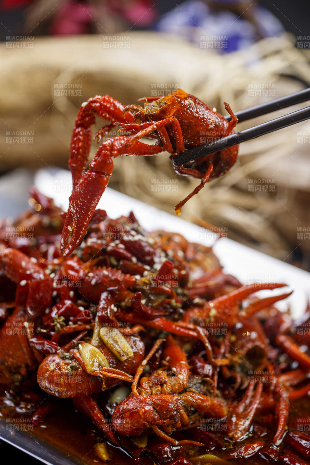 不锈钢铁托盘装的江湖麻辣小龙虾图片