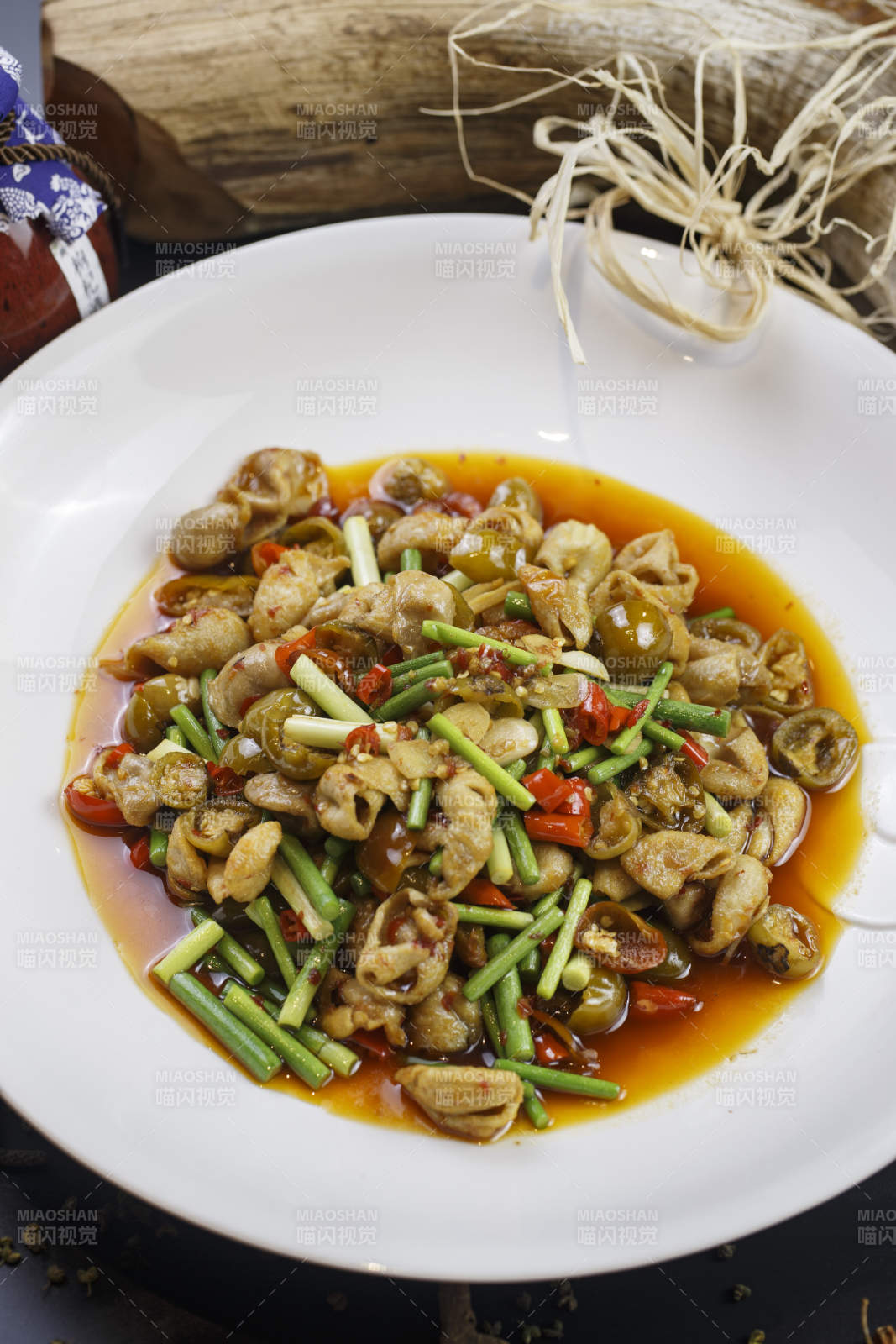 如意形瓷盘装的泡椒炒双胗鸡胗鸭胗图片